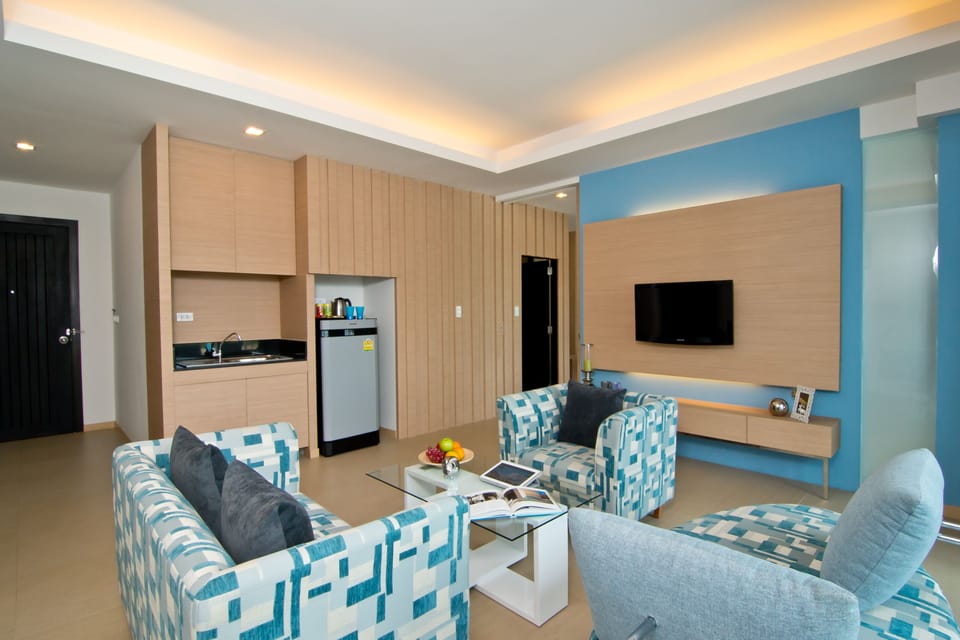Junior Suite | Living room | 32-inch LCD TV with cable channels, TV