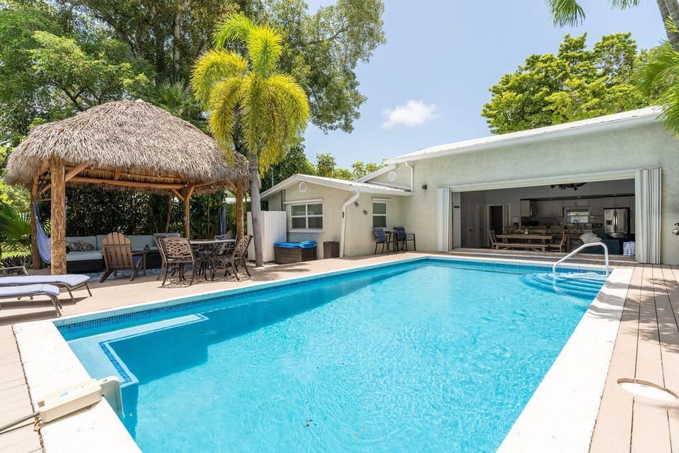 Huge Spacious Pool Deck with Tiki Hut / Lounge Area 