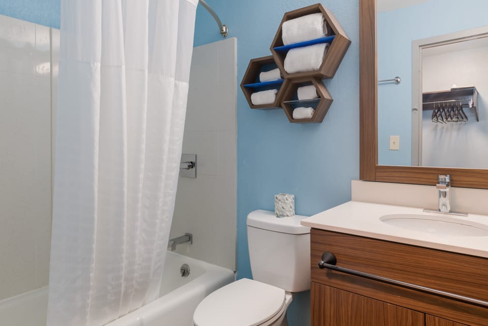Combined shower/tub, hair dryer, towels