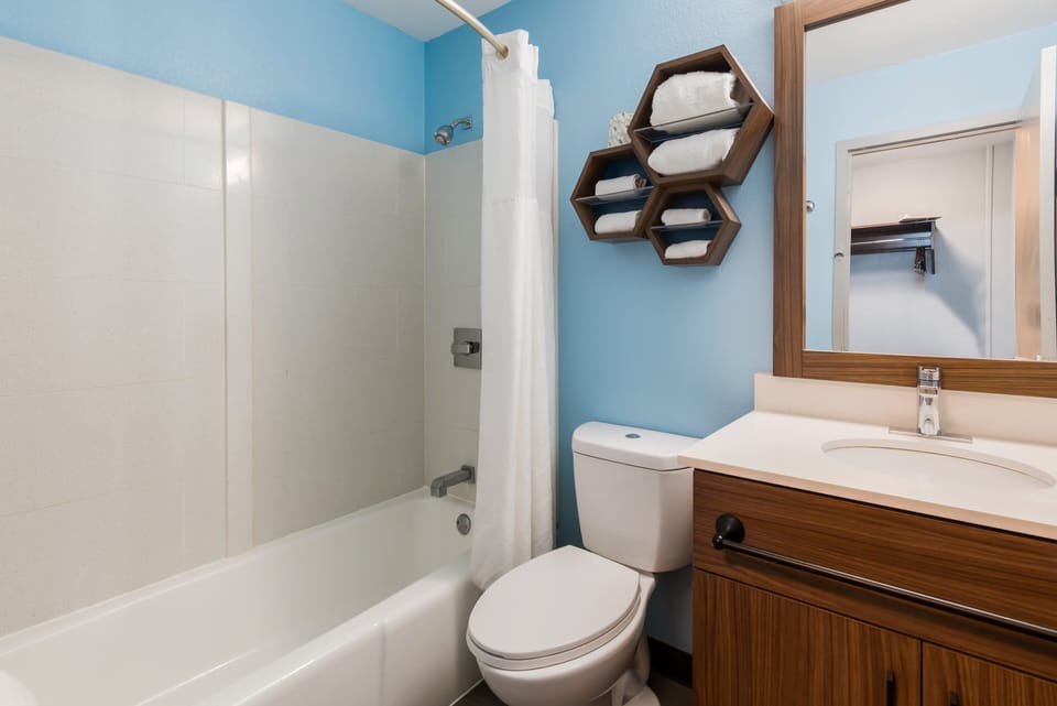 Combined shower/tub, hair dryer, towels
