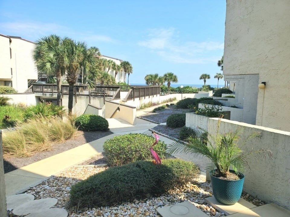 Condo, 2 Bedrooms | Property grounds