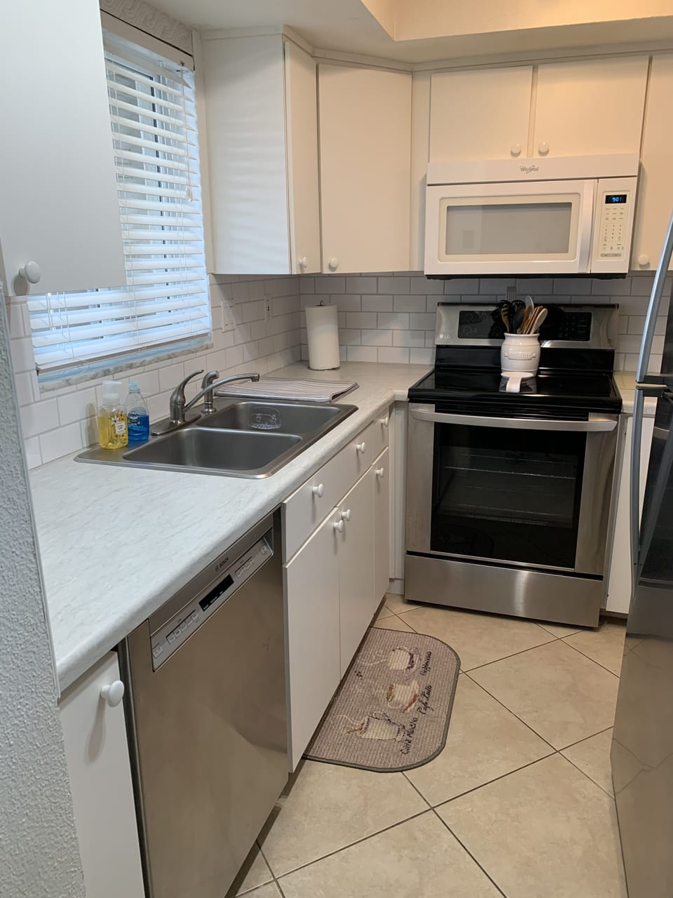 Full Kitchen - Stainless Steel Applicances