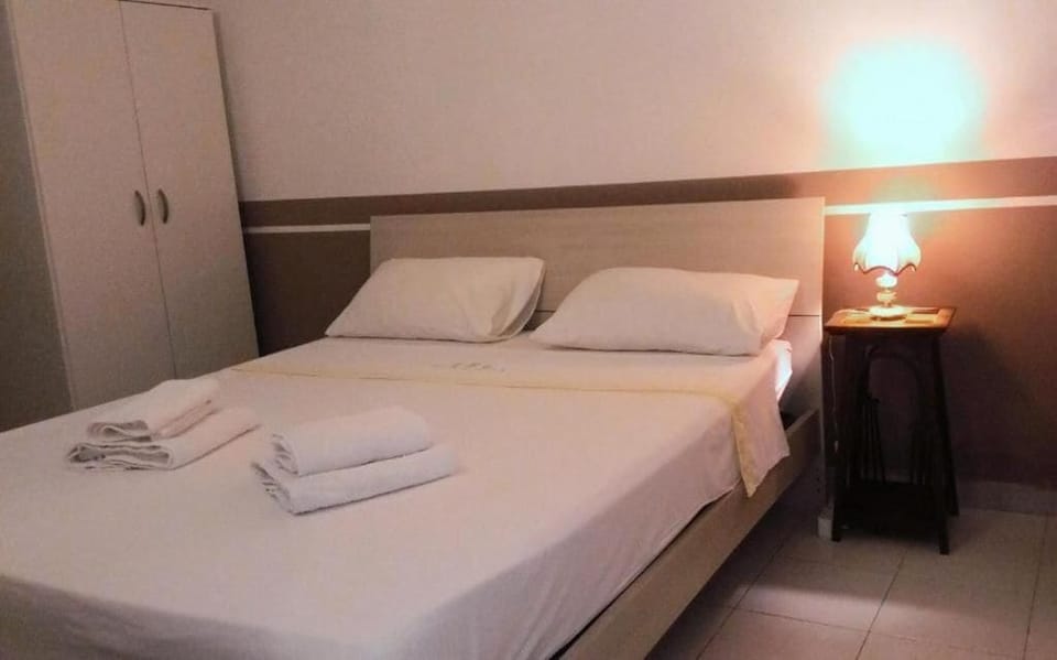 Classic Apartment | Premium bedding, desk, free WiFi, bed sheets