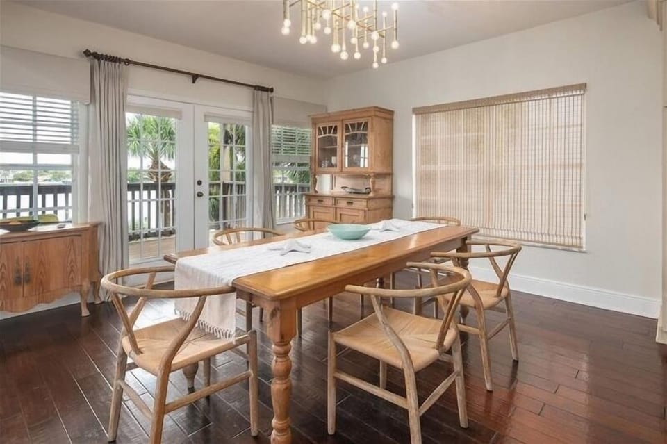 Dining table accommodating 6 people