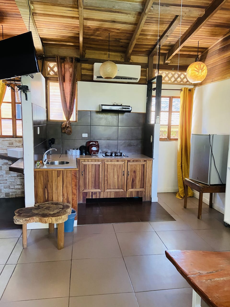 Suite with Kitchen & A/C - 2 Queen Beds | Premium bedding, WiFi (free), bed sheets