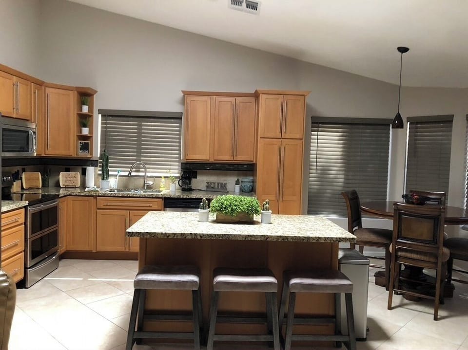 Fully equipped kitchen w/island, bar, bistro table