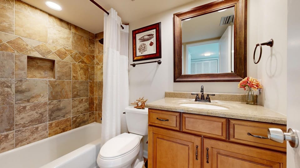 En-suite Bathroom with Tub and Shower Combination