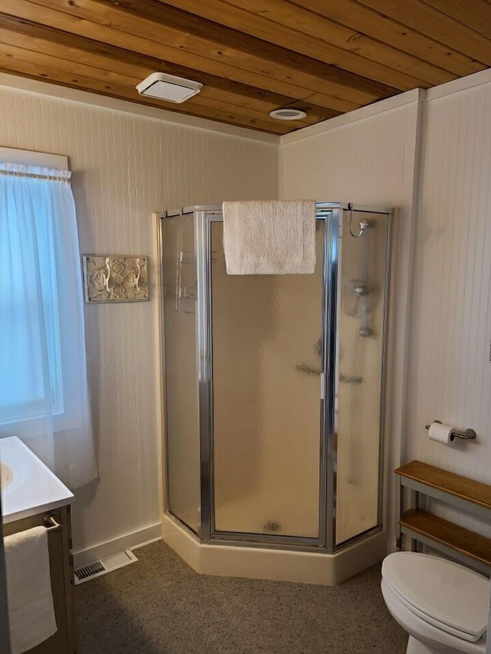 Upstairs full bathroom