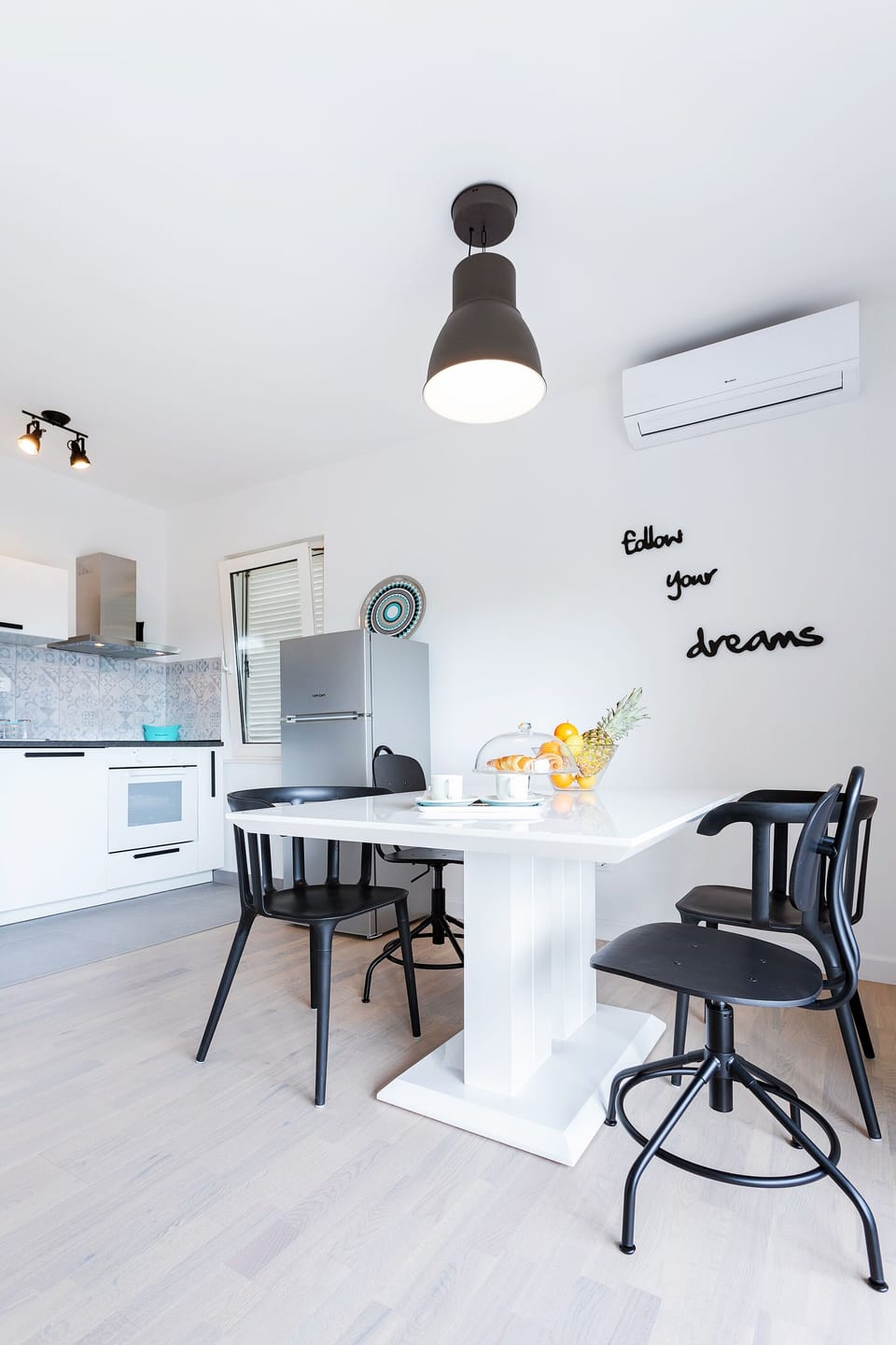 Apartment (Comfort Two Bedroom Apartment with Ba) | Dining room
