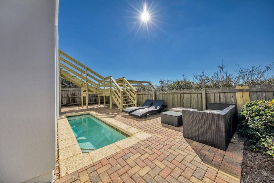 Private Heated Dipping Pool (*Pool heat is an additional fee - March - Sept $25/night Oct - Feb $35/night)