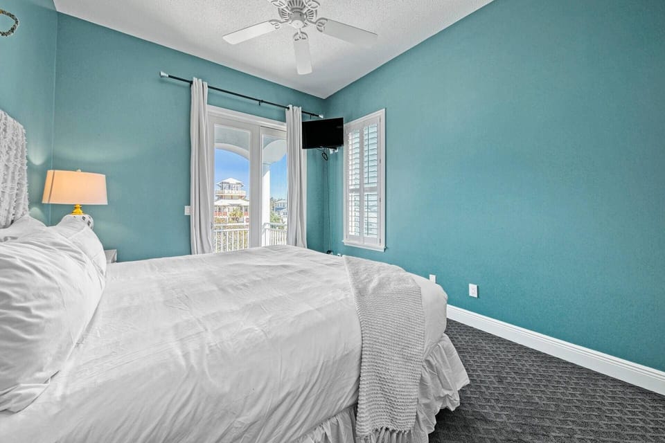 3rd floor Guest Suite with full bathroom: King bed