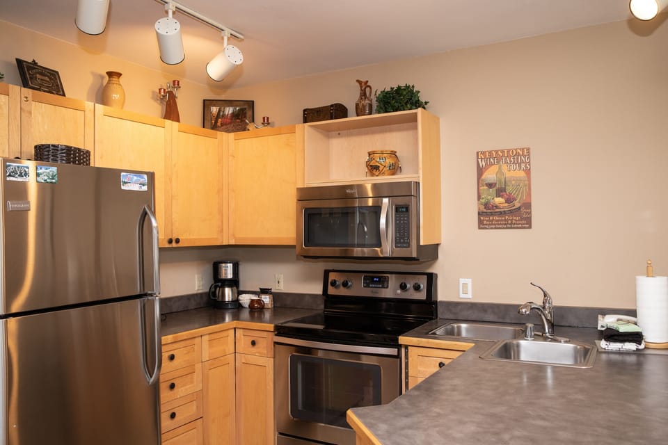 Condo, 1 Bedroom | Private kitchen | Coffee/tea maker, fridge, oven, toaster