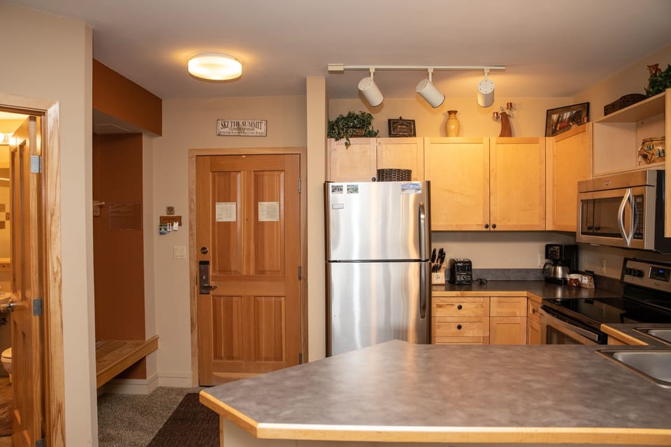 Condo, 1 Bedroom | Private kitchen | Coffee/tea maker, fridge, oven, toaster