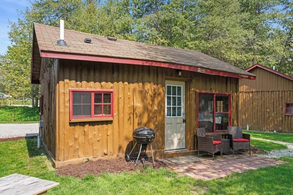 Cabin 3 in front of river (2)