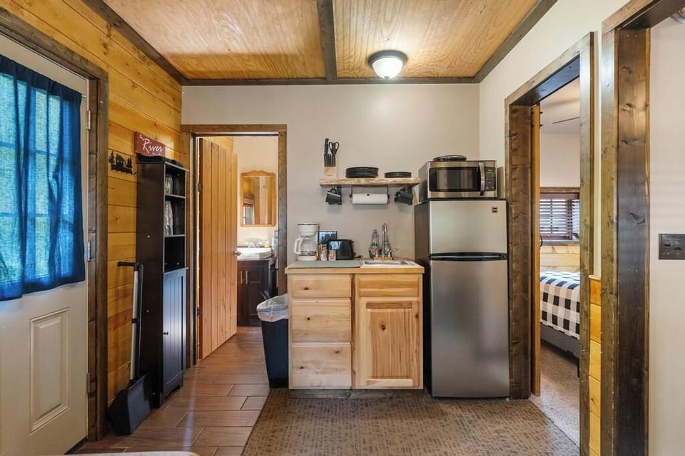 Kitchenette area (2)