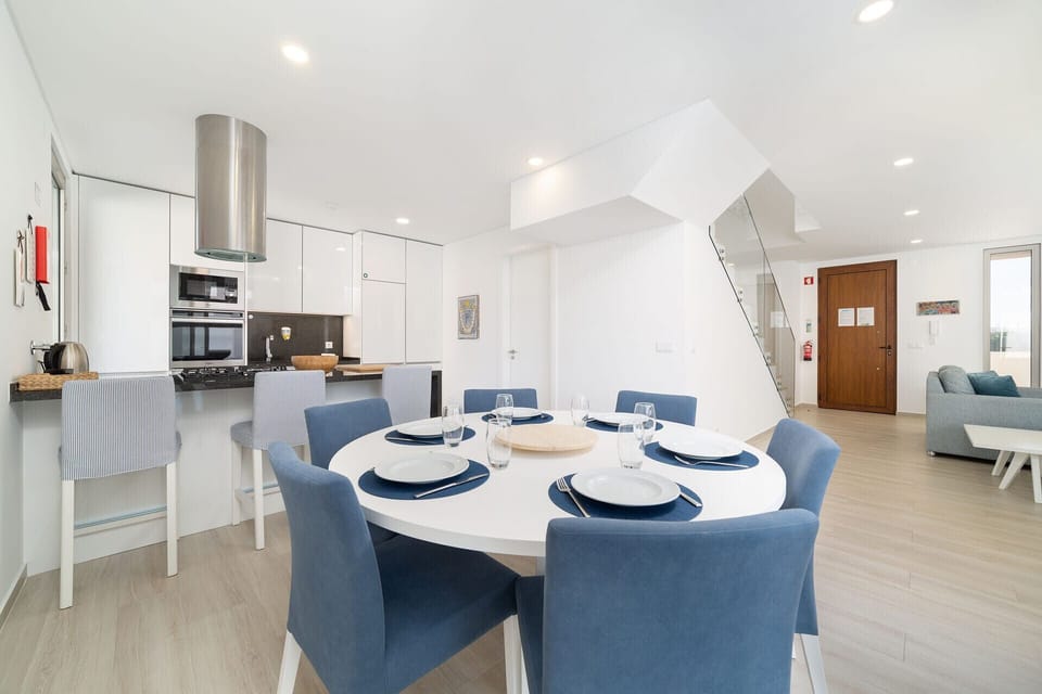 Villa Atlântico is a luxurious holiday home for rent in Salir do Porto, within walking distance to the famous Silver Coast - Portugal beaches.