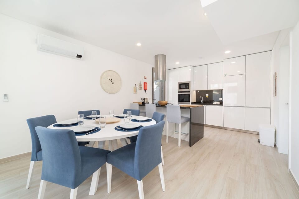 Villa Atlântico is a luxurious holiday home for rent in Salir do Porto, within walking distance to the famous Silver Coast - Portugal beaches.