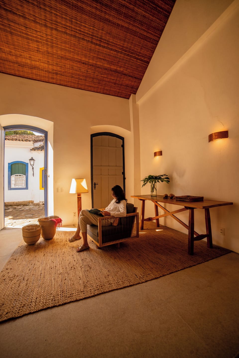 Suíte Trindade | Minibar, in-room safe, individually decorated, individually furnished