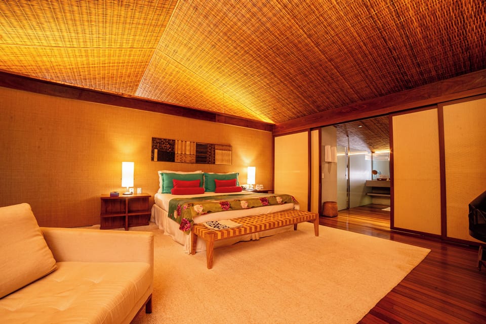 Suíte Paraty | Minibar, in-room safe, individually decorated, individually furnished
