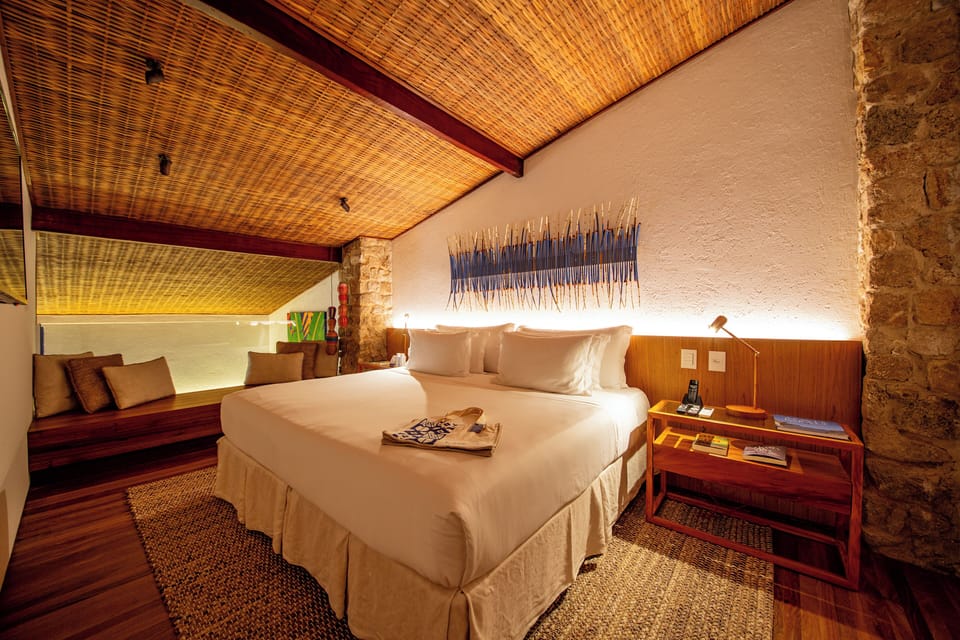 Suíte Cajaíba | Minibar, in-room safe, individually decorated, individually furnished