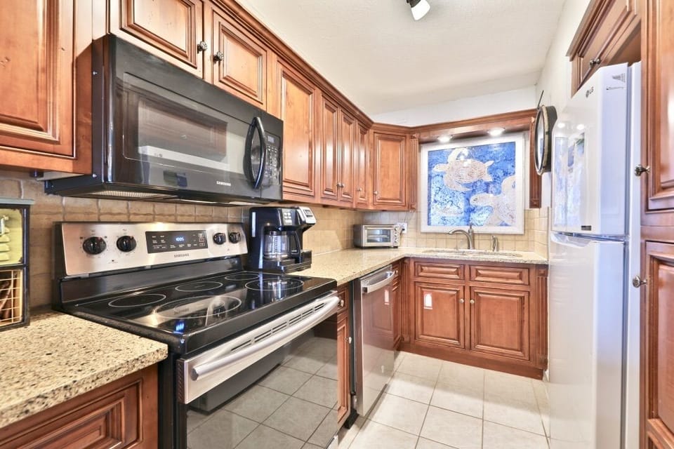 Fully stocked kitchen!