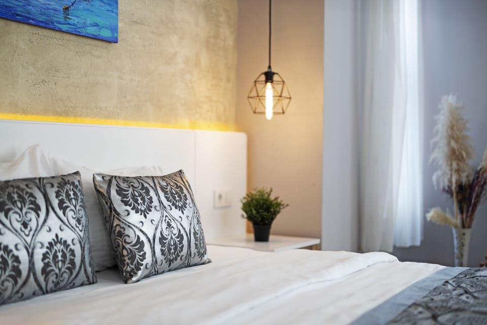 Deluxe Triple Room | Minibar, individually decorated, individually furnished, desk