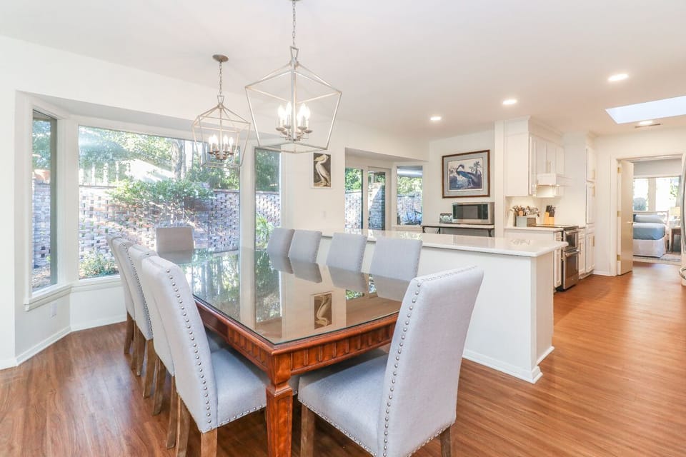 14 Spotted Sandpiper - Dining Area