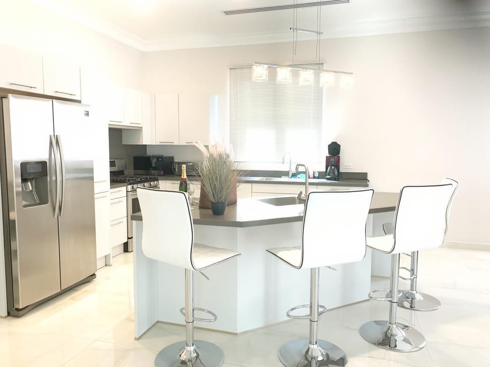 Open kitchen with breakfast bar 