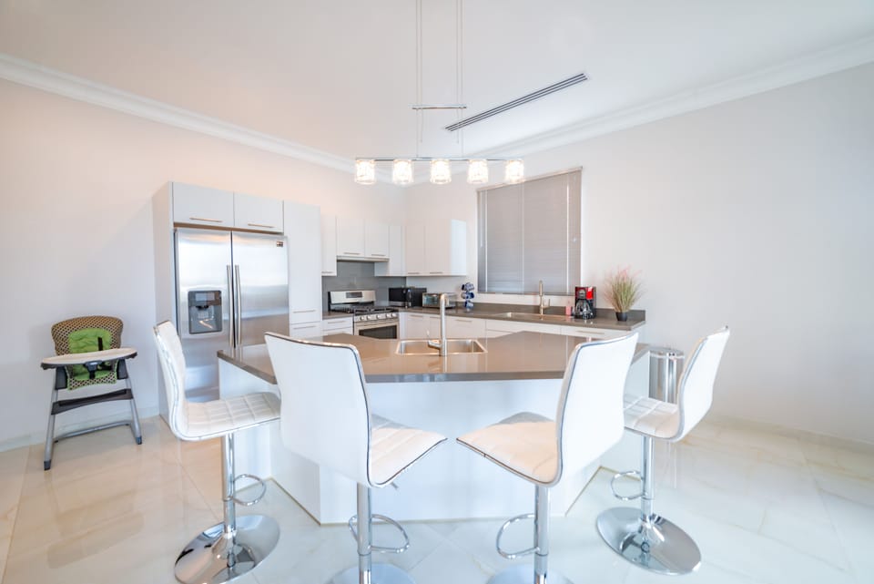 Breakfast bar seats 4 at the kitchen area