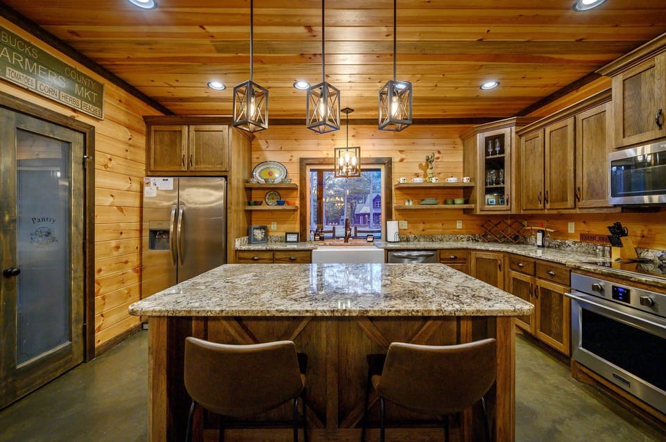 This spacious kitchen has everything you need… whether whipping up a batch of brownies or preparing a Thanksgiving feast!