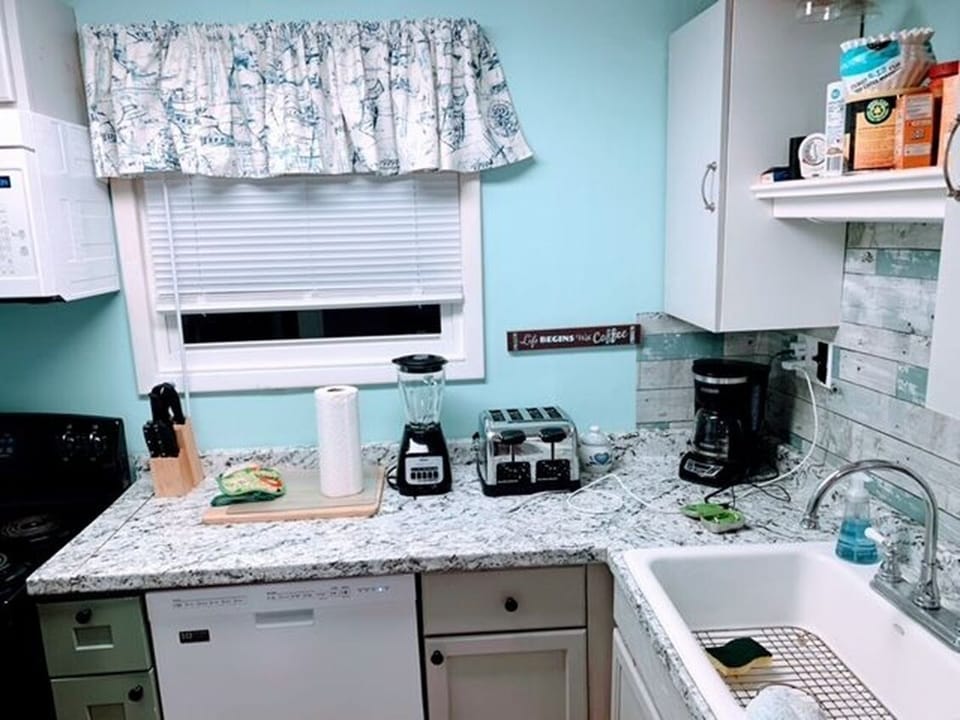 Kitchen, Blender, toaster, dishwasher, range, microwave, coffee maker 