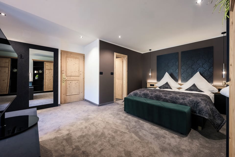 Deluxe Double Room (Lumina) | Hypo-allergenic bedding, down comforters, minibar, in-room safe