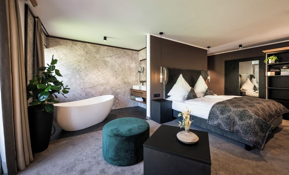 Deluxe Double Room (Lumina) | Hypo-allergenic bedding, down comforters, minibar, in-room safe