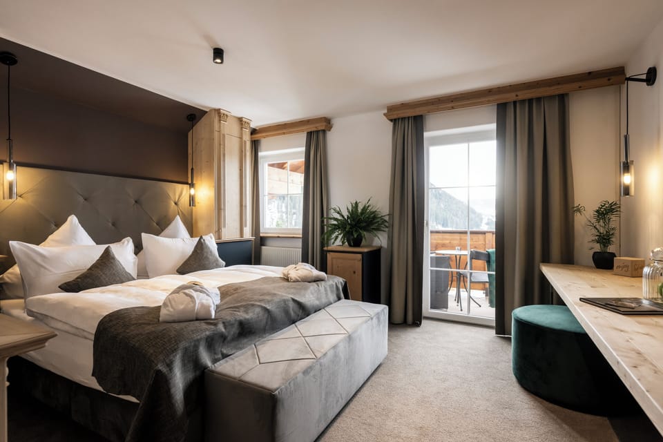 Deluxe Double Room (Lumina) | Hypo-allergenic bedding, down comforters, minibar, in-room safe