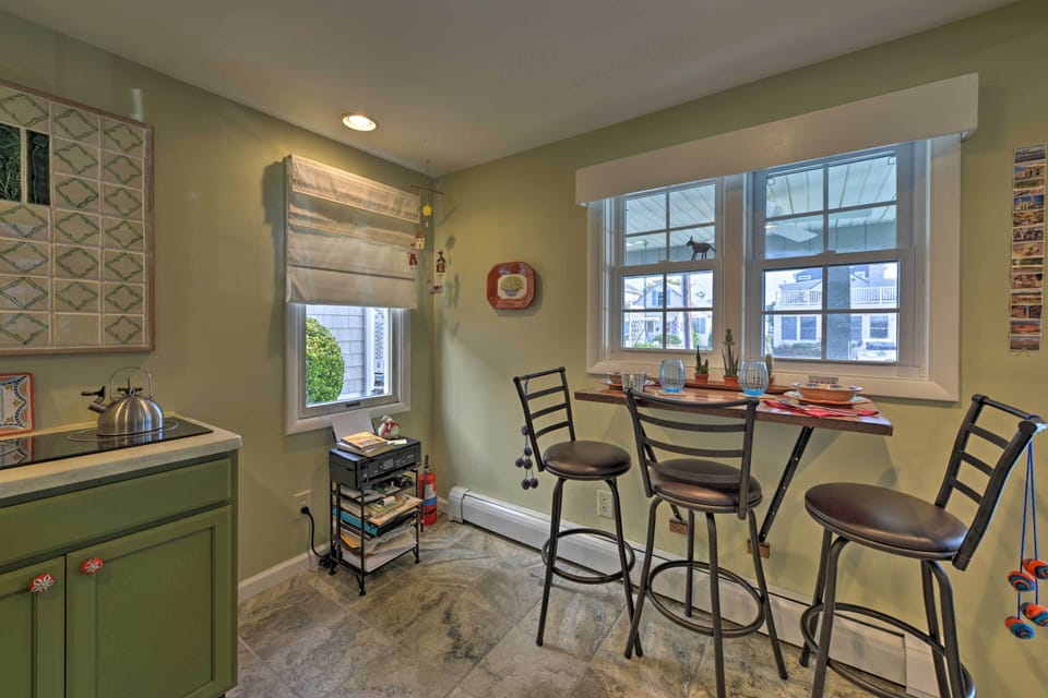 Dining Area | Dishware/Flatware Provided