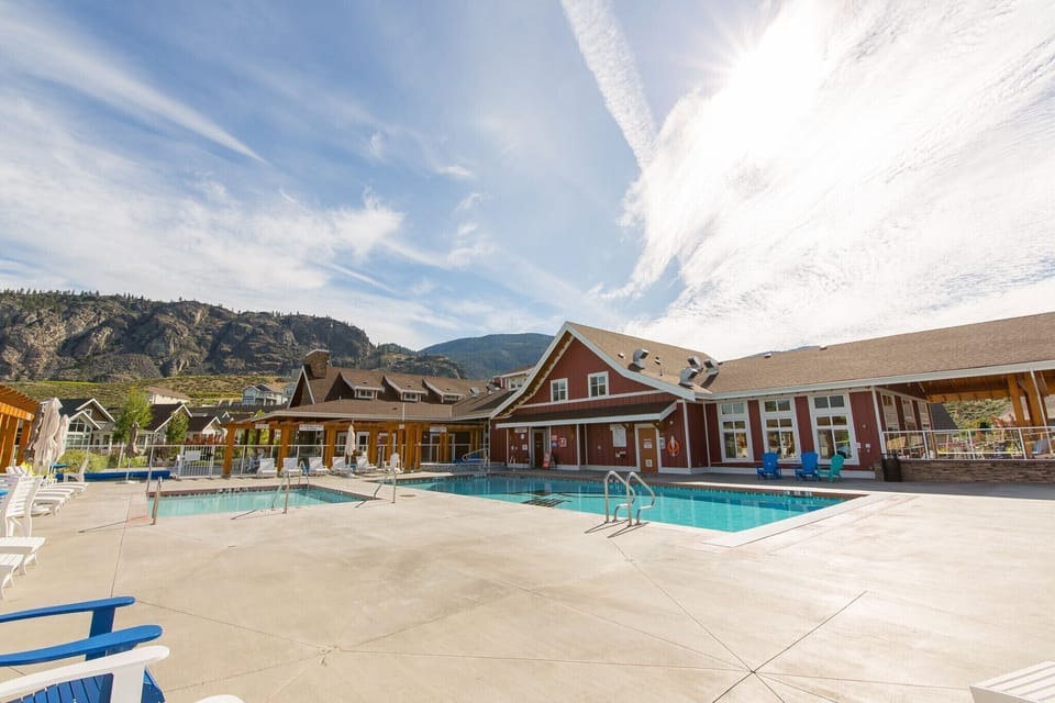 Clubhouse with two hot tubs, gym a kids pool and large heated general pool