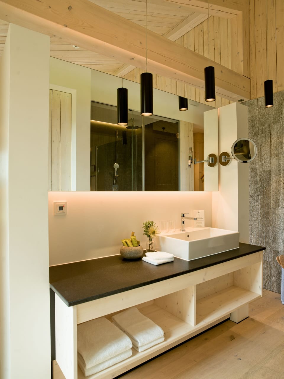 Romantic Chalet | Bathroom | Shower, rainfall showerhead, free toiletries, hair dryer