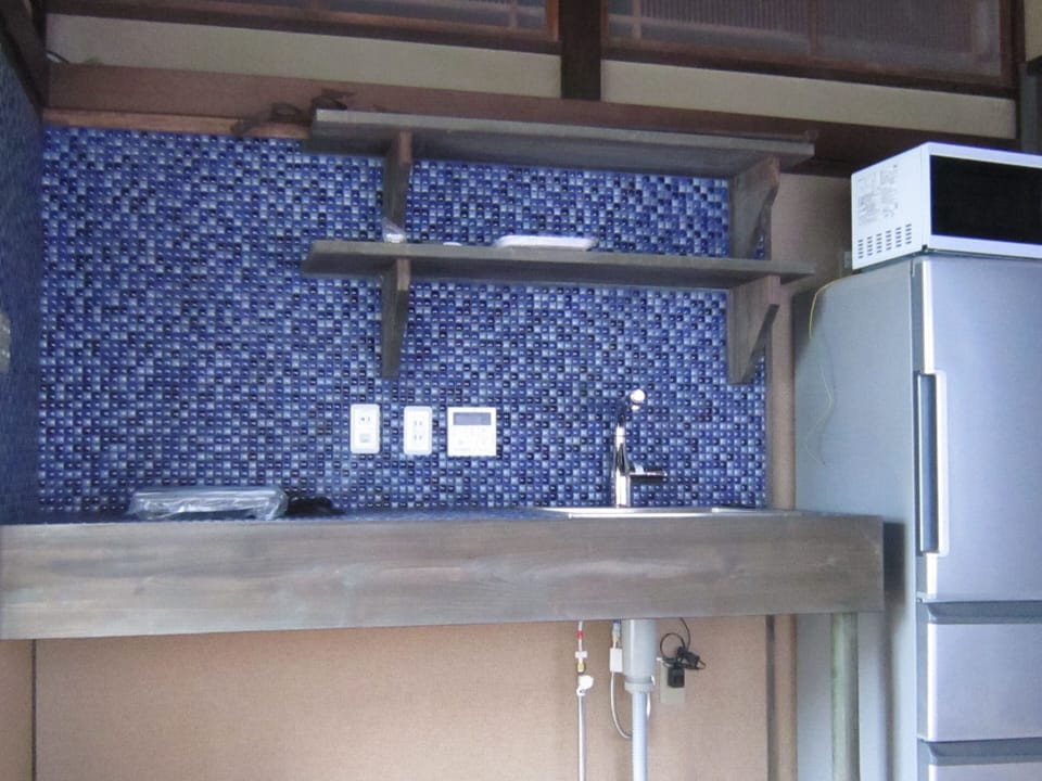Executive Studio Suite, Non Smoking | Private kitchen | Shared fridge, microwave