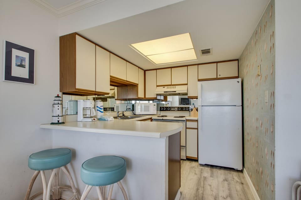 Condo, 1 Bedroom | Private kitchen | Fridge, microwave, oven, dishwasher