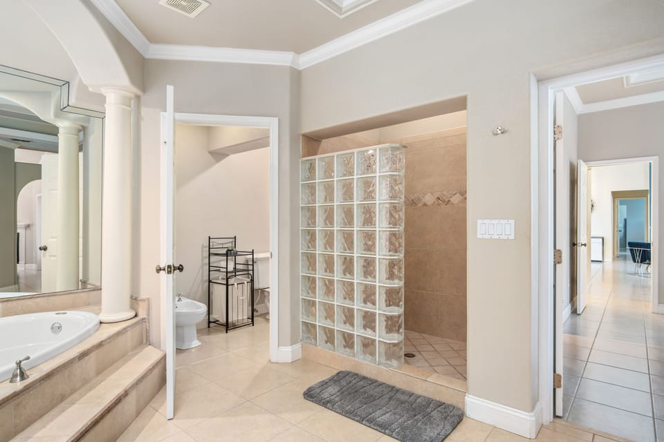 Full bathroom 1 