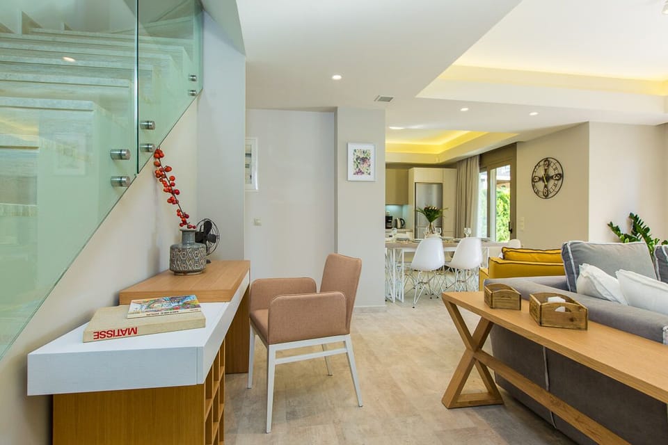 Elegant dining and working areas, with access to the pool terrace!