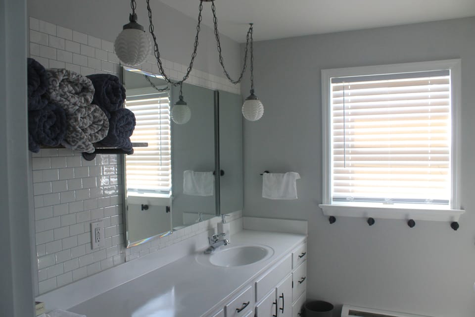 2nd floor bathroom. Full bathroom with tub / shower