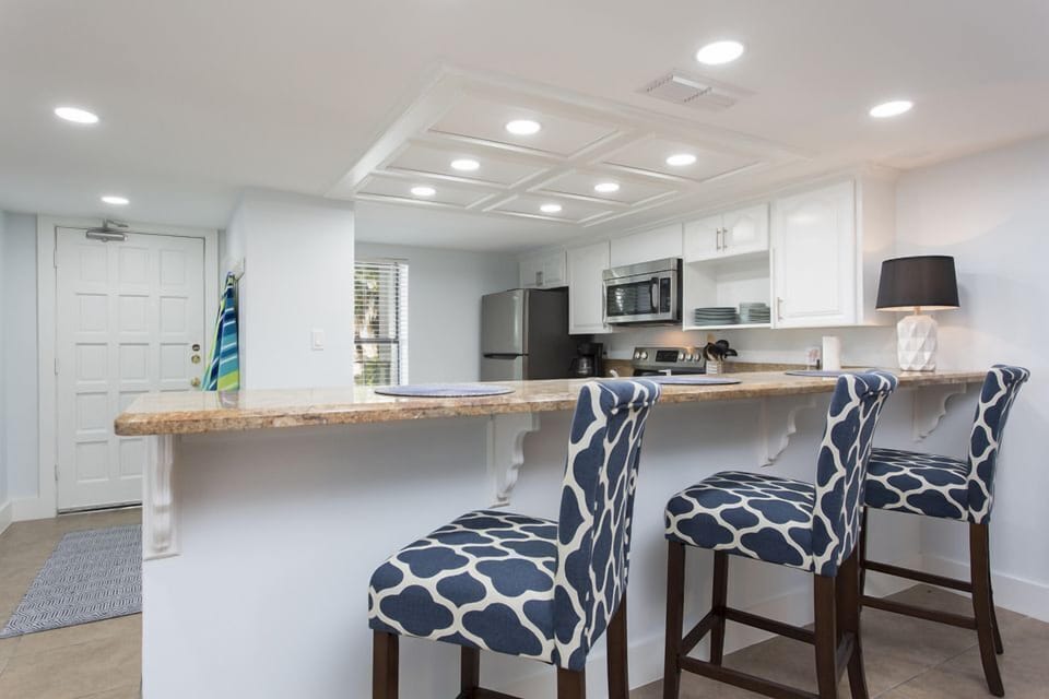 Entertaining while you whip up a lunch or dinner doubles the fun. Take advantage of the breakfast bar and stool seating for pancake brunch or appetizers and game night.