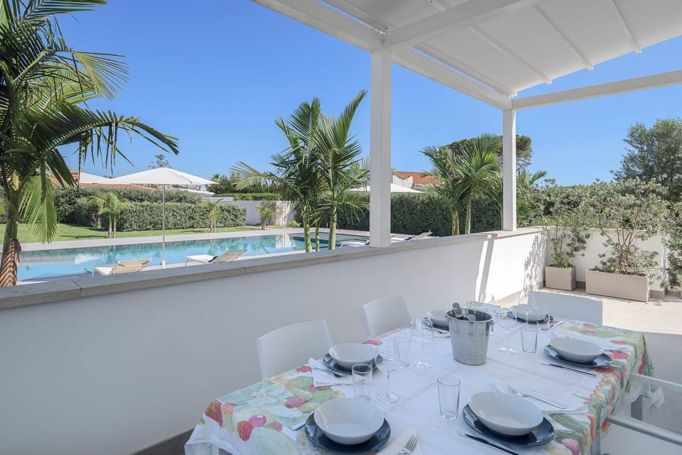 Ampia zona living dove pranzare o cenare con vista giardino e piscina