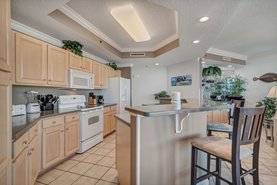 Fully Equipped Kitchen with Extra Seating at the Breakfast Bar