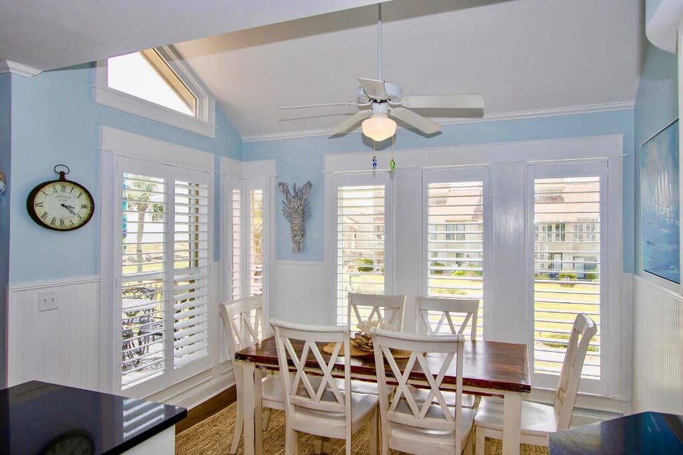 Kitchen table with seating for 6 plus bar seating adjacent to table