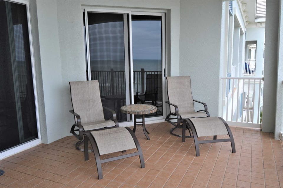 Lounge on the Balcony