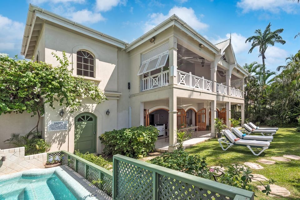 This two storey holiday rental offers a rejuvenating stay