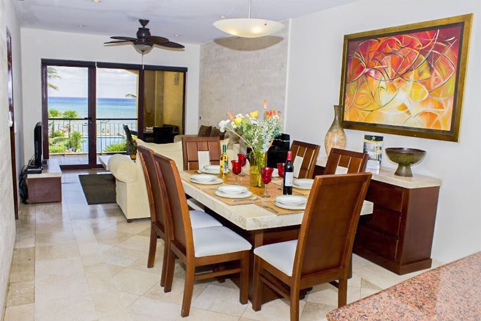 Dining room for six people with an ocean view.