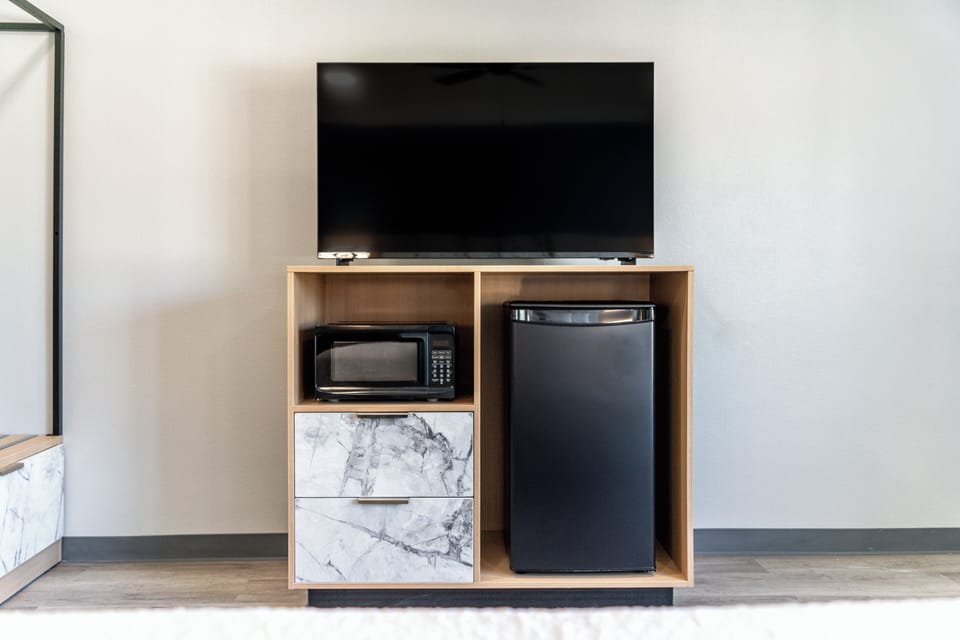 Comfort Room, 1 King Bed | Blackout drapes, iron/ironing board, cribs (surcharge), WiFi (free)